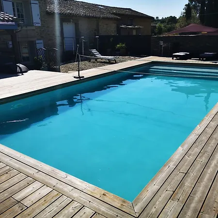 Les Pins, Russol Feriehus